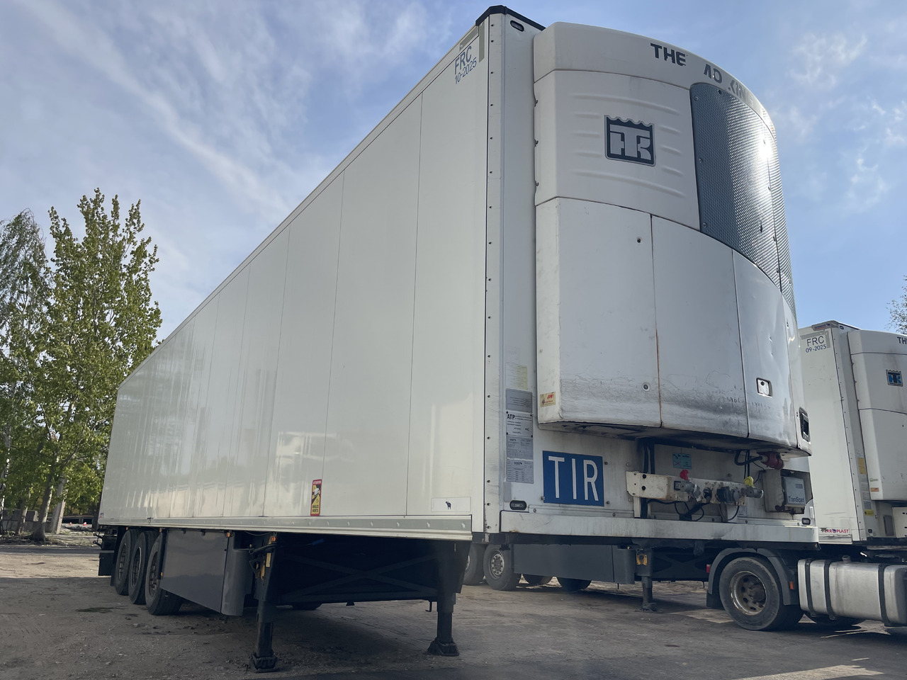 Schmitz SKO 24 with meat hooks - Refrigerator semi-trailer: picture 2 Schmitz SKO 24 with meat hooks - Refrigerator semi-trailer: picture 2