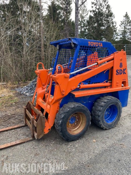 1900 Toyota SDK8 mva fri kompaktlaster - Skid steer loader: picture 1 1900 Toyota SDK8 mva fri kompaktlaster - Skid steer loader: picture 1