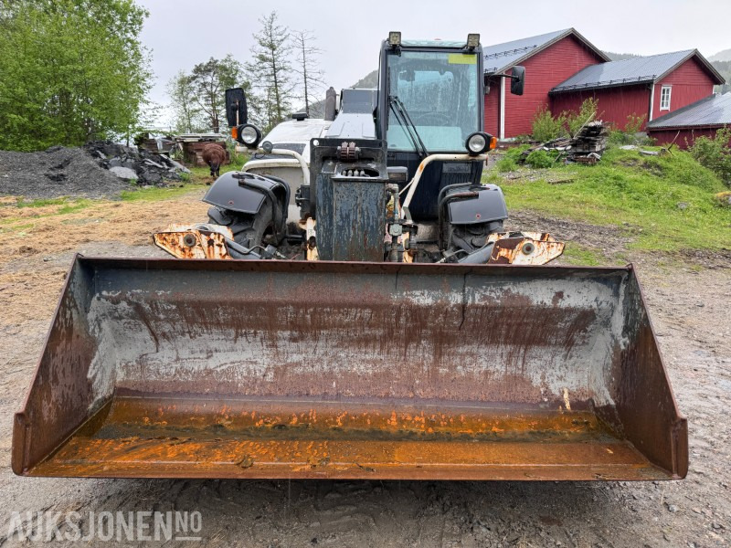 2005 Bobcat T35120SL Teleskoptruck / Teleskoplaster - 4x4x4 - avvatringssylinder - Støttelabber - Hydraulisk redskapslås - Jibb - Skuffe - 2 stk pallegafler - Telescopic handler: picture 2 2005 Bobcat T35120SL Teleskoptruck / Teleskoplaster - 4x4x4 - avvatringssylinder - Støttelabber - Hydraulisk redskapslås - Jibb - Skuffe - 2 stk pallegafler - Telescopic handler: picture 2