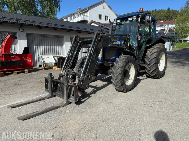 2005 Valtra A85 traktor med frontlaster, snøfres, snøskjær, gafler, skuffe, gruskasse og feieaggregat - Farm tractor: picture 1 2005 Valtra A85 traktor med frontlaster, snøfres, snøskjær, gafler, skuffe, gruskasse og feieaggregat - Farm tractor: picture 1