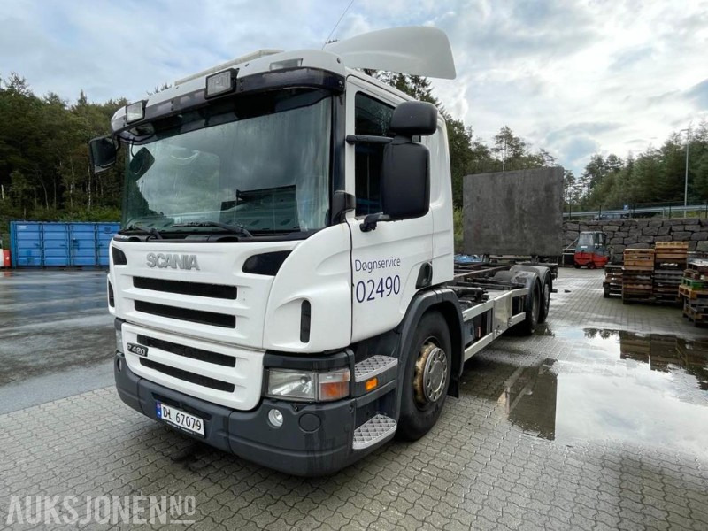 2007 Scania P 420 - Lastebil -3 akslet - VBG uttak - Containerpåbygg med løftelem, sving på siste aksling.404570 km. - Container transporter/ Swap body truck: picture 1 2007 Scania P 420 - Lastebil -3 akslet - VBG uttak - Containerpåbygg med løftelem, sving på siste aksling.404570 km. - Container transporter/ Swap body truck: picture 1