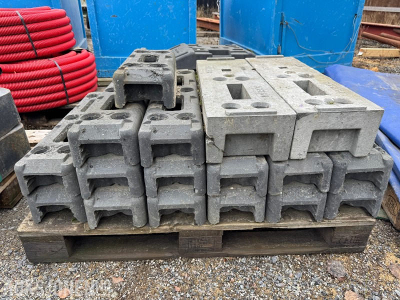 23 stk Gjerde og skiltfundament - Construction equipment: picture 1 23 stk Gjerde og skiltfundament - Construction equipment: picture 1