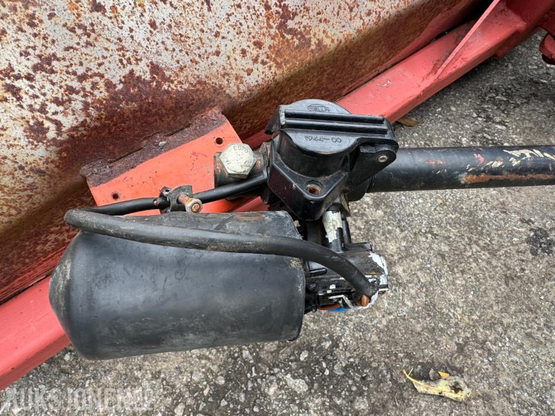 Hydraulisk gatekost med sving - Avant feste - Agricultural machinery: picture 2 Hydraulisk gatekost med sving - Avant feste - Agricultural machinery: picture 2
