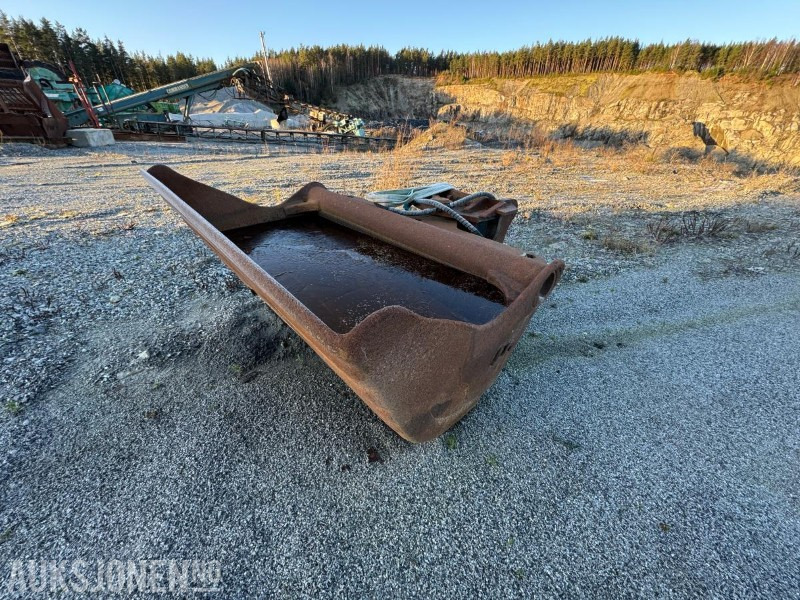 2005 SMP pusseskuffe med hydraulisk tilt / S70 feste - Attachment for Construction machinery: picture 1 2005 SMP pusseskuffe med hydraulisk tilt / S70 feste - Attachment for Construction machinery: picture 1