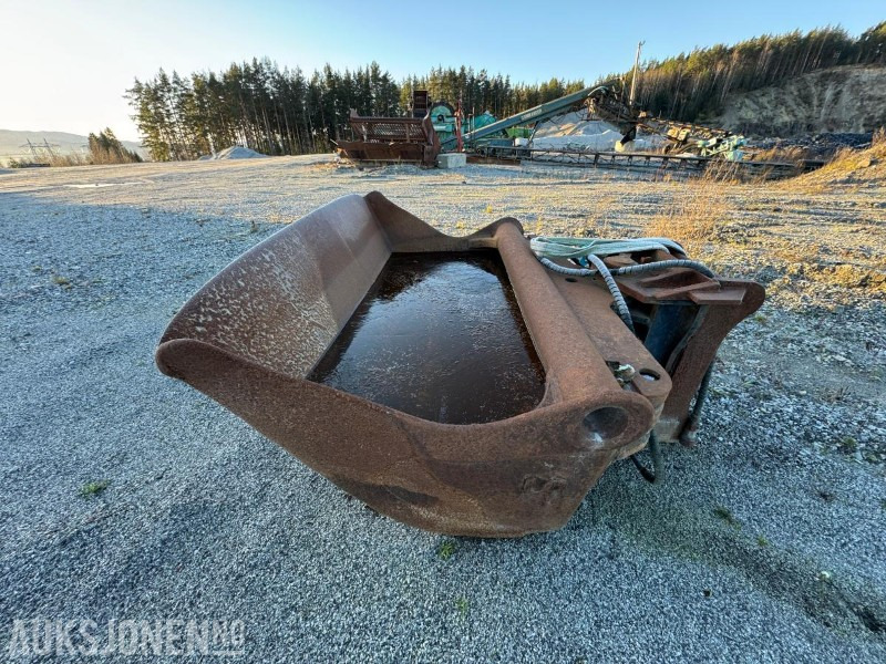 2005 SMP pusseskuffe med hydraulisk tilt / S70 feste - Attachment for Construction machinery: picture 2 2005 SMP pusseskuffe med hydraulisk tilt / S70 feste - Attachment for Construction machinery: picture 2