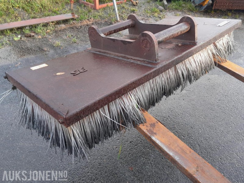 2008 SE Equiqment AB Sweeper 1500mm m/ S60 feste - Attachment for Construction machinery: picture 1 2008 SE Equiqment AB Sweeper 1500mm m/ S60 feste - Attachment for Construction machinery: picture 1