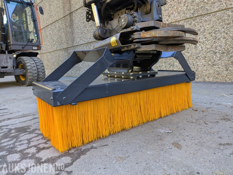 Feiekost til 9-16 tonns graver - Kombinert S50/S60 feste - Attachment for Construction machinery: picture 1 Feiekost til 9-16 tonns graver - Kombinert S50/S60 feste - Attachment for Construction machinery: picture 1