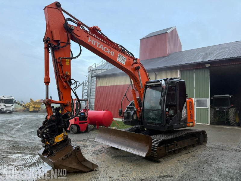 Hitachi ZX135 US-6 EC219, 2 skuffer, sentralsmøring - Excavator: picture 1 Hitachi ZX135 US-6 EC219, 2 skuffer, sentralsmøring - Excavator: picture 1