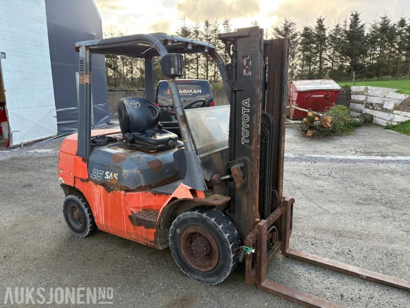 2003 Toyota 7FD25 - Material handling equipment: picture 5 2003 Toyota 7FD25 - Material handling equipment: picture 5