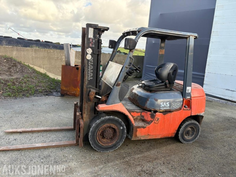 2003 Toyota 7FD25 - Material handling equipment: picture 2 2003 Toyota 7FD25 - Material handling equipment: picture 2