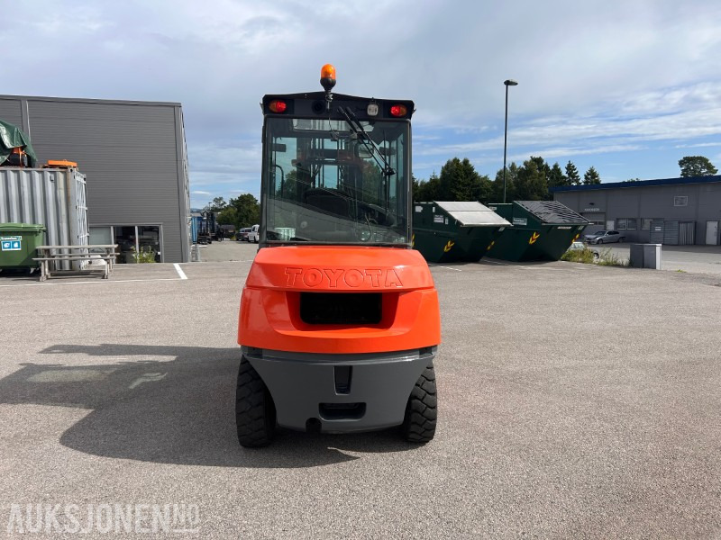 2008 Toyota 02-7FD45 Motvektstruck - Gaffeltruck - Material handling equipment: picture 4 2008 Toyota 02-7FD45 Motvektstruck - Gaffeltruck - Material handling equipment: picture 4