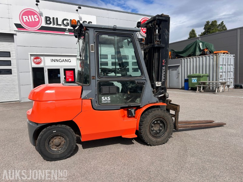 2008 Toyota 02-7FD45 Motvektstruck - Gaffeltruck - Material handling equipment: picture 3 2008 Toyota 02-7FD45 Motvektstruck - Gaffeltruck - Material handling equipment: picture 3
