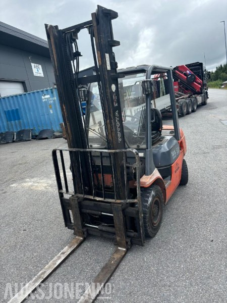 Toyota 2500 gaffeltruck - Hydraulisk sideforskyvning og spredning - Friløft - Material handling equipment: picture 1 Toyota 2500 gaffeltruck - Hydraulisk sideforskyvning og spredning - Friløft - Material handling equipment: picture 1