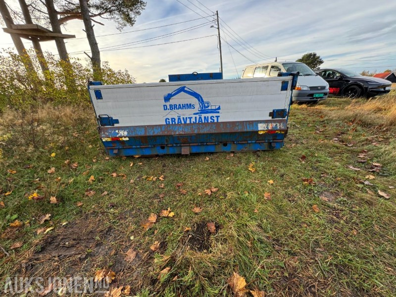 Sisu Lemflak / krokløftcontainer luftbaklem – strølem følger med - Truck: picture 3 Sisu Lemflak / krokløftcontainer luftbaklem – strølem følger med - Truck: picture 3