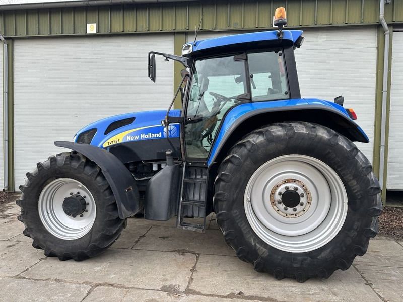 New Holland TVT 195 Dutch registration - Farm tractor: picture 2 New Holland TVT 195 Dutch registration - Farm tractor: picture 2