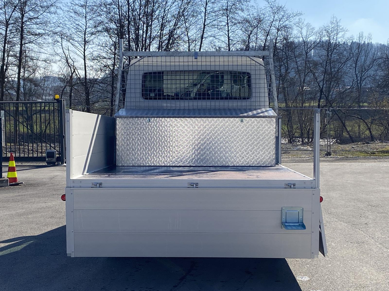 Flatbed van MAN TGE 3.180 DOKA 1+6 3640MM | OFFENE PRITSCHE + ALU KOFFER AUF DER PRITSCHE: picture 17 Flatbed van MAN TGE 3.180 DOKA 1+6 3640MM | OFFENE PRITSCHE + ALU KOFFER AUF DER PRITSCHE: picture 17