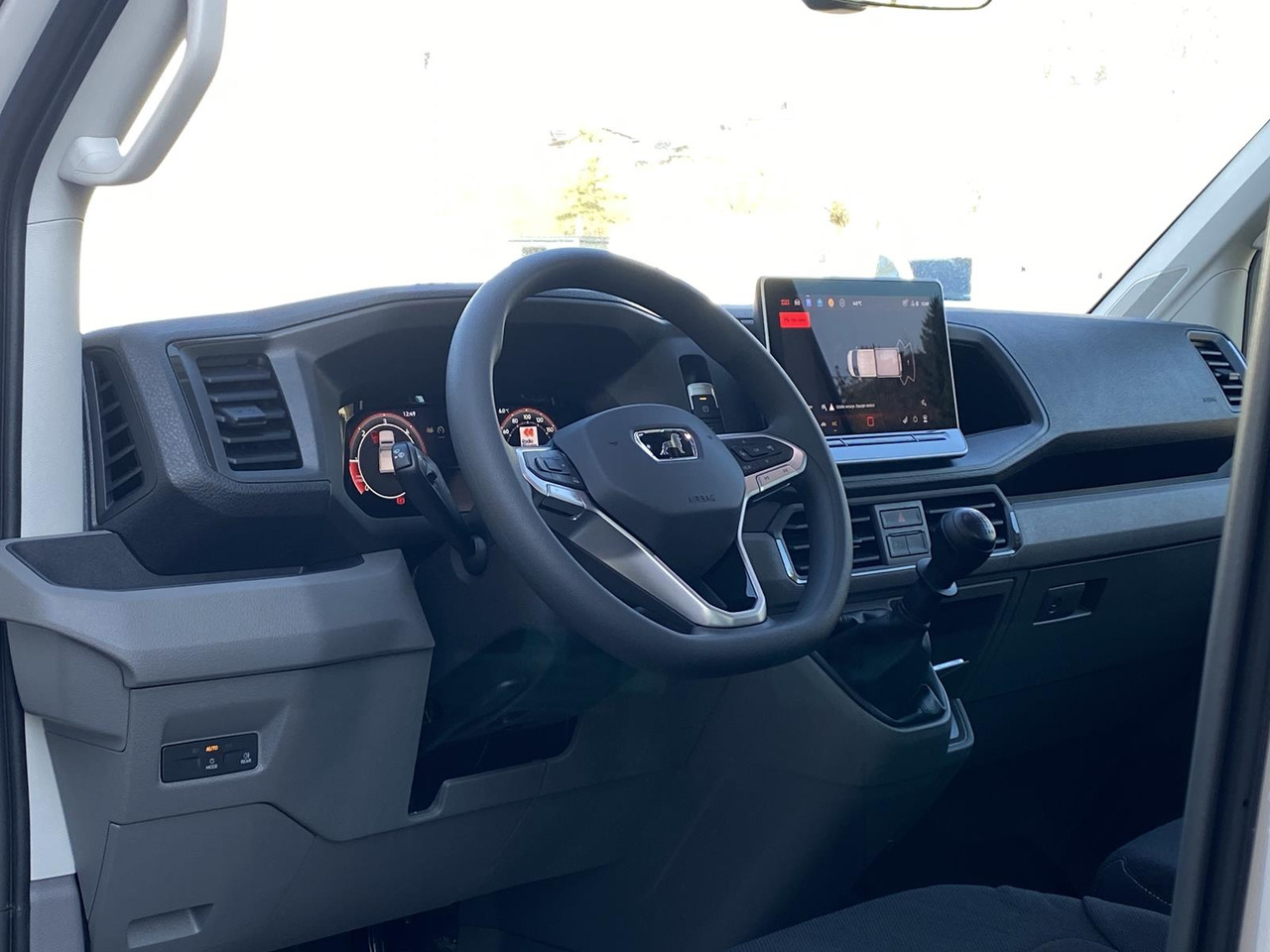 Flatbed van MAN TGE 3.180 DOKA 1+6 3640MM | OFFENE PRITSCHE + ALU KOFFER AUF DER PRITSCHE: picture 7 Flatbed van MAN TGE 3.180 DOKA 1+6 3640MM | OFFENE PRITSCHE + ALU KOFFER AUF DER PRITSCHE: picture 7