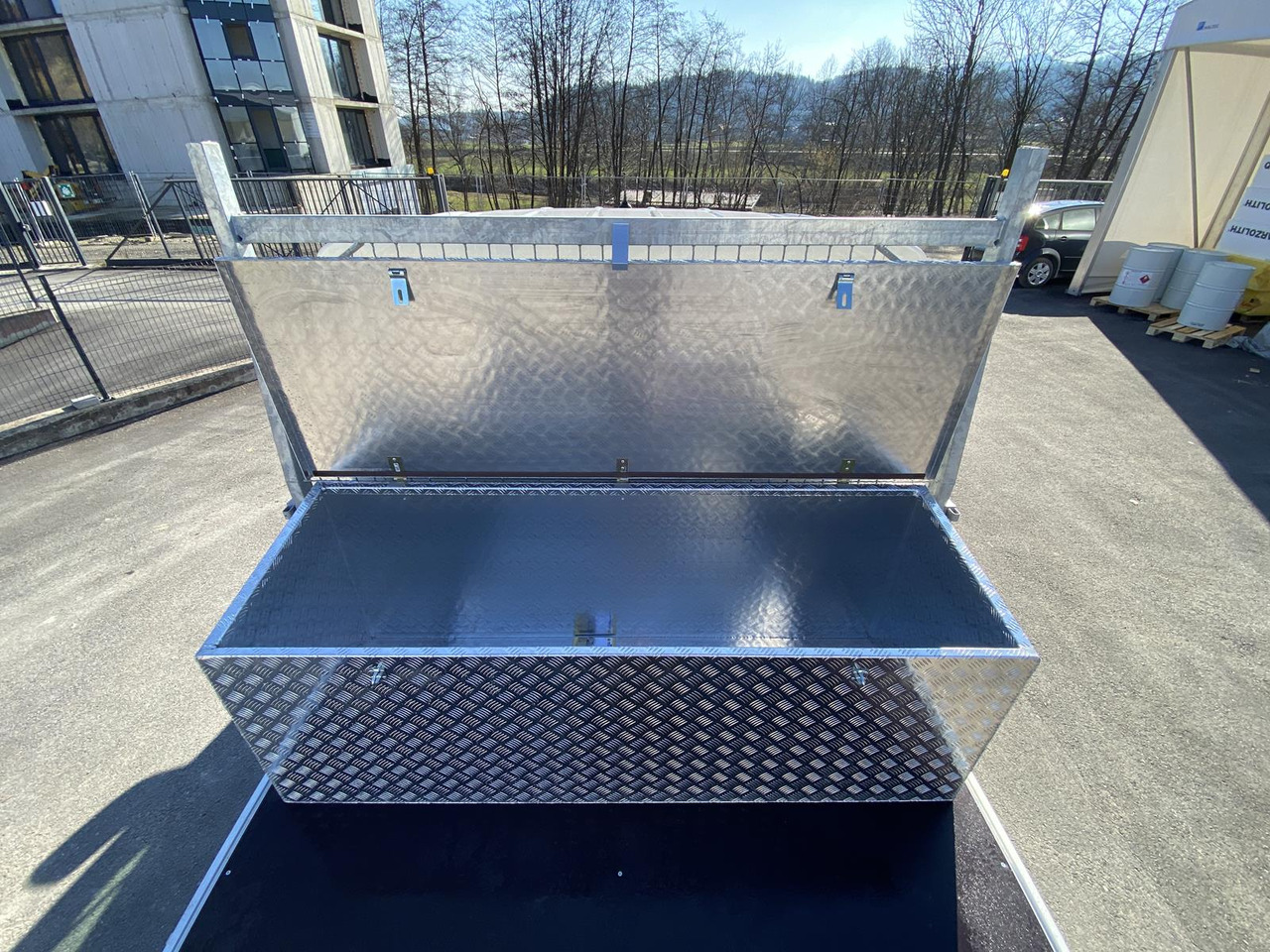 Flatbed van MAN TGE 3.180 DOKA 1+6 3640MM | OFFENE PRITSCHE + ALU KOFFER AUF DER PRITSCHE: picture 12 Flatbed van MAN TGE 3.180 DOKA 1+6 3640MM | OFFENE PRITSCHE + ALU KOFFER AUF DER PRITSCHE: picture 12