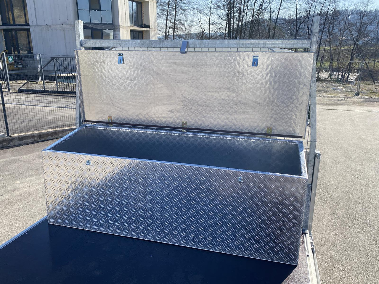 Flatbed van MAN TGE 3.180 DOKA 1+6 3640MM | OFFENE PRITSCHE + ALU KOFFER AUF DER PRITSCHE: picture 13 Flatbed van MAN TGE 3.180 DOKA 1+6 3640MM | OFFENE PRITSCHE + ALU KOFFER AUF DER PRITSCHE: picture 13