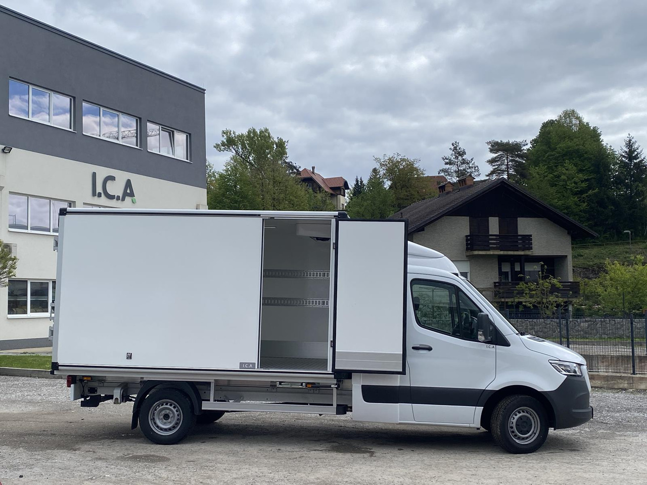 MERCEDES BENZ SPRINTER 317 CDI | DOPPELREGIME TIEFKÜHLKOFFER + BACKSLEEPER - Refrigerated van: picture 4 MERCEDES BENZ SPRINTER 317 CDI | DOPPELREGIME TIEFKÜHLKOFFER + BACKSLEEPER - Refrigerated van: picture 4