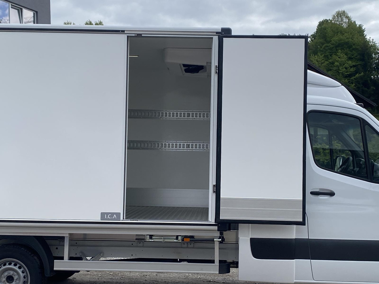 MERCEDES BENZ SPRINTER 317 CDI | DOPPELREGIME TIEFKÜHLKOFFER + BACKSLEEPER - Refrigerated van: picture 3 MERCEDES BENZ SPRINTER 317 CDI | DOPPELREGIME TIEFKÜHLKOFFER + BACKSLEEPER - Refrigerated van: picture 3