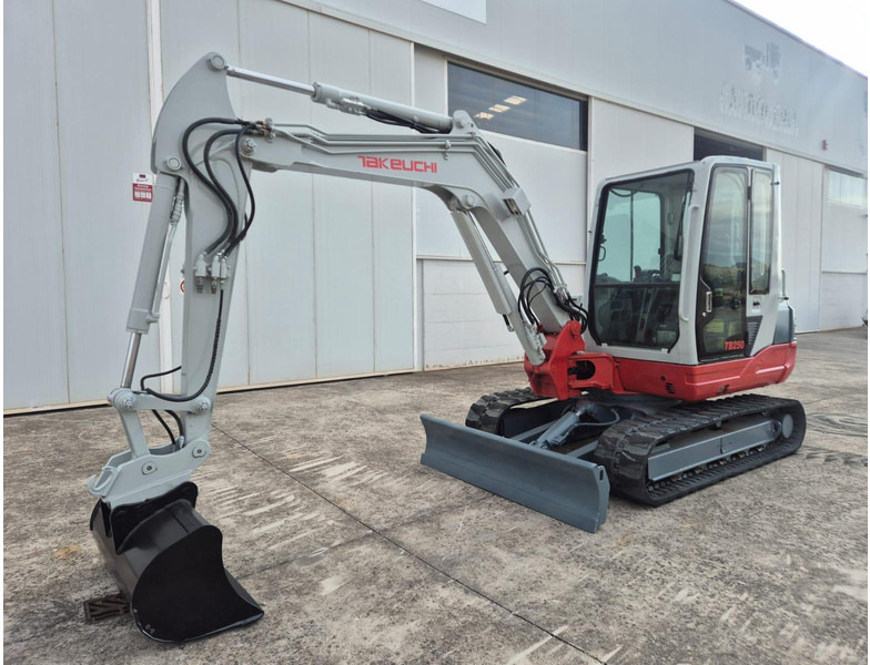 Takeuchi TB250 - Mini excavator: picture 3 Takeuchi TB250 - Mini excavator: picture 3