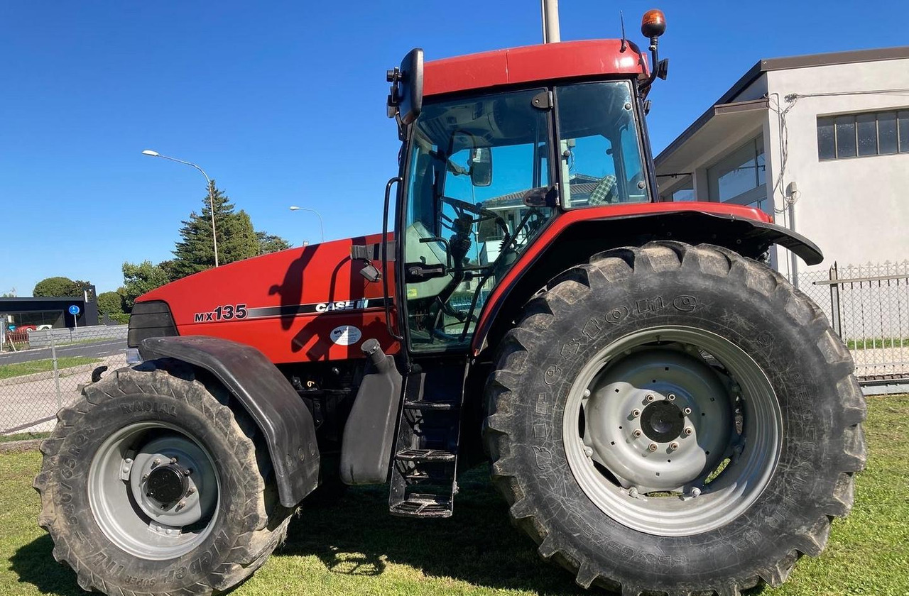 Trattore Case IH Maxxum MX135 - Farm tractor: picture 2 Trattore Case IH Maxxum MX135 - Farm tractor: picture 2