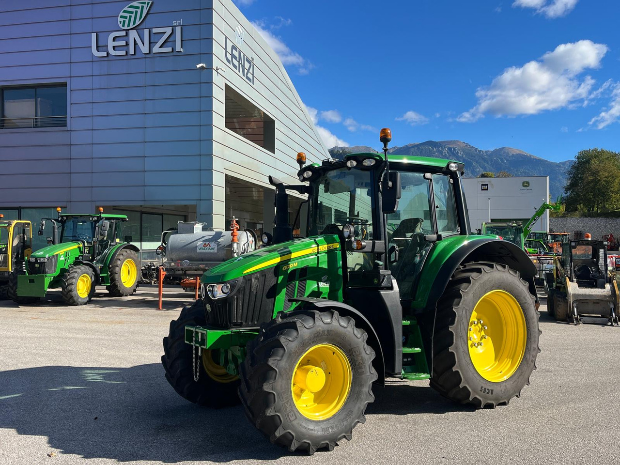 JOHN DEERE 6120 M - Farm tractor: picture 1 JOHN DEERE 6120 M - Farm tractor: picture 1