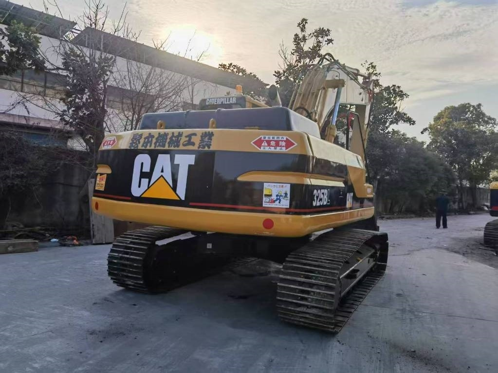 CAT CAT325B - Waste/ Industry handler: picture 2 CAT CAT325B - Waste/ Industry handler: picture 2