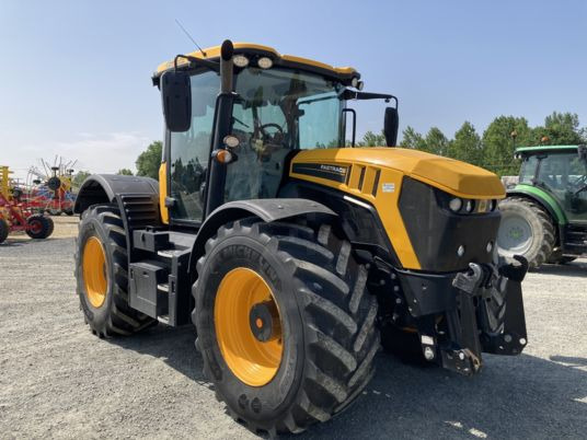Farm tractor JCB FASTRAC 4220: picture 1