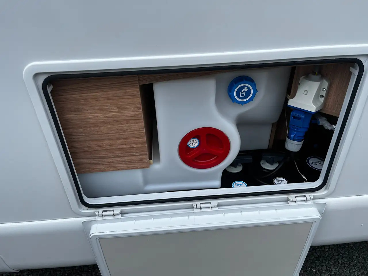 New Semi-integrated motorhome Weinsberg CaraCompact 600 MEG EDITION [PEPPER] Ab Nov. '24: picture 7