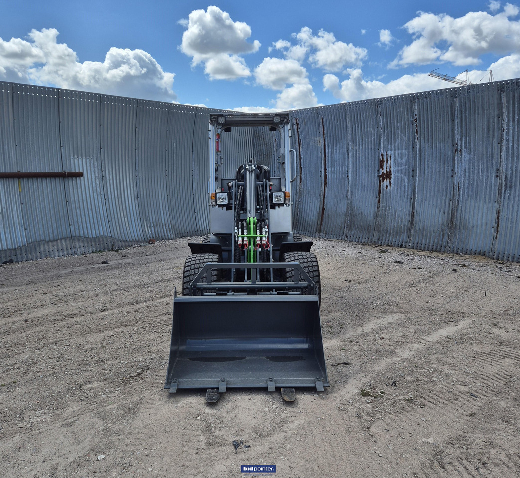 WCM-L2110e - Compact loader: picture 2 WCM-L2110e - Compact loader: picture 2