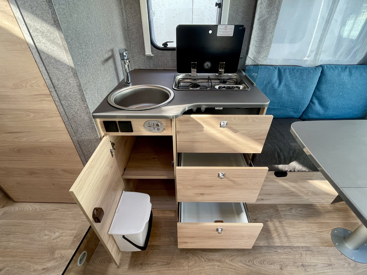Semi-integrated motorhome Dethleffs Just Go T7055 EBL: picture 8