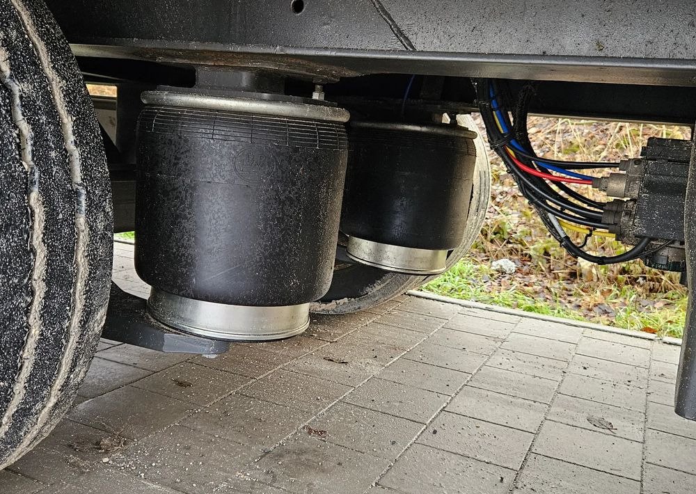 Fliegl PRZYCZEPA CIĘŻAROWA / 60m3 / 2 SZT IDENTYCZNE / NOWE PLANDEKI W CENIE / 3M WYSOKA / TANDEM / 2 OSIE / 19 PALET / DOLNY SPRZĘG / 18 TON DMC / 13 TON ŁADOWNOŚĆ - Curtainsider trailer: picture 5 Fliegl PRZYCZEPA CIĘŻAROWA / 60m3 / 2 SZT IDENTYCZNE / NOWE PLANDEKI W CENIE / 3M WYSOKA / TANDEM / 2 OSIE / 19 PALET / DOLNY SPRZĘG / 18 TON DMC / 13 TON ŁADOWNOŚĆ - Curtainsider trailer: picture 5