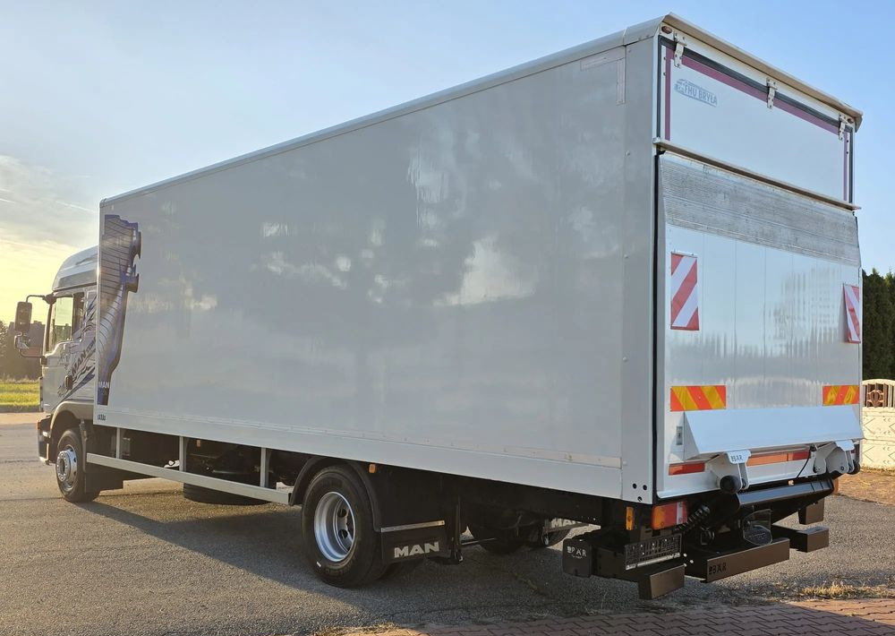 MAN TGM 15.290 / TGL / KONTENER / IZOTERMA / WINDA / KLIMA POSTOJOWA / 2019R / EURO 6 / PEŁEN SERWIS / 8200KG ŁADOWNOŚĆ / SPROWADZONY / ZADBANY / JAK NOWY / KSIĄŻKA SERWISOWA / E6 / 18 PALET - Box truck: picture 4 MAN TGM 15.290 / TGL / KONTENER / IZOTERMA / WINDA / KLIMA POSTOJOWA / 2019R / EURO 6 / PEŁEN SERWIS / 8200KG ŁADOWNOŚĆ / SPROWADZONY / ZADBANY / JAK NOWY / KSIĄŻKA SERWISOWA / E6 / 18 PALET - Box truck: picture 4