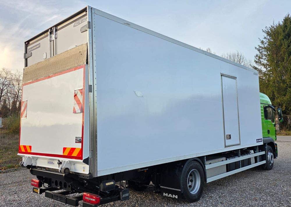 MAN TGM 18.320 / 18.290 / 15.290 / IZOTERMA / WINDA / 19PALET / E6 / 08.2018 / LIFT / SPROWADZONY / AUTOMAT / SYPIALKA / PIERWSZY WŁAŚCICIEL / BOCZNE DRZWI / STAN BARDZO DOBRY - Refrigerator truck: picture 4 MAN TGM 18.320 / 18.290 / 15.290 / IZOTERMA / WINDA / 19PALET / E6 / 08.2018 / LIFT / SPROWADZONY / AUTOMAT / SYPIALKA / PIERWSZY WŁAŚCICIEL / BOCZNE DRZWI / STAN BARDZO DOBRY - Refrigerator truck: picture 4