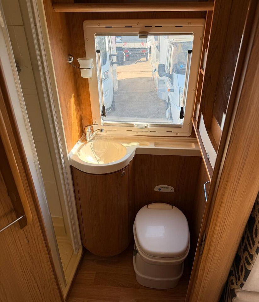Alcove motorhome Rimor SUPERBRIG 677 TC: picture 13 Alcove motorhome Rimor SUPERBRIG 677 TC: picture 13