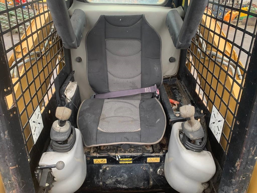 Skid steer loader CAT 257 B: picture 10