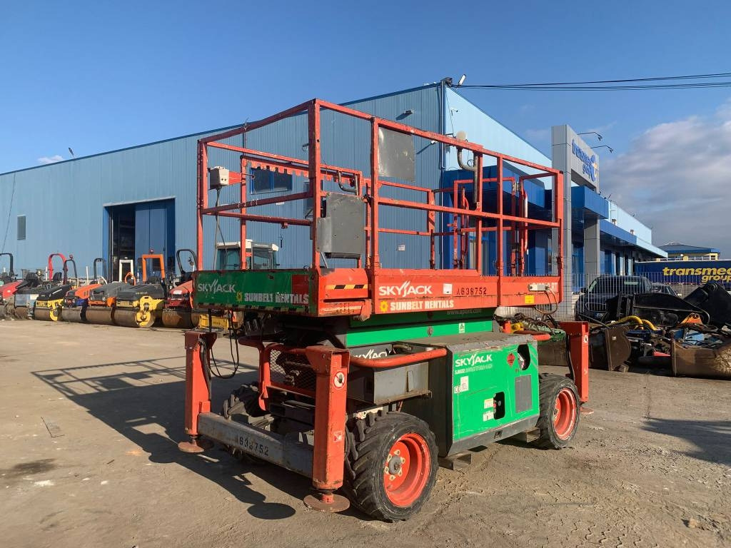 SkyJack SJ 6832 RT - Scissor lift: picture 1 SkyJack SJ 6832 RT - Scissor lift: picture 1