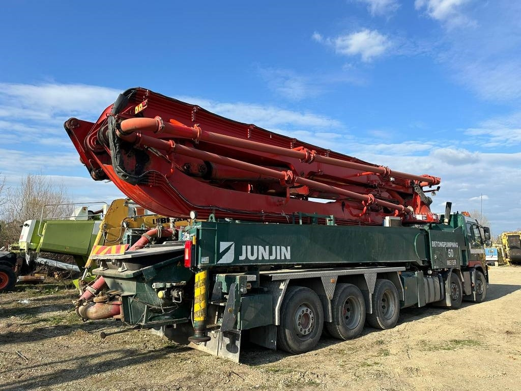 Concrete pump truck Volvo FM 480: picture 6