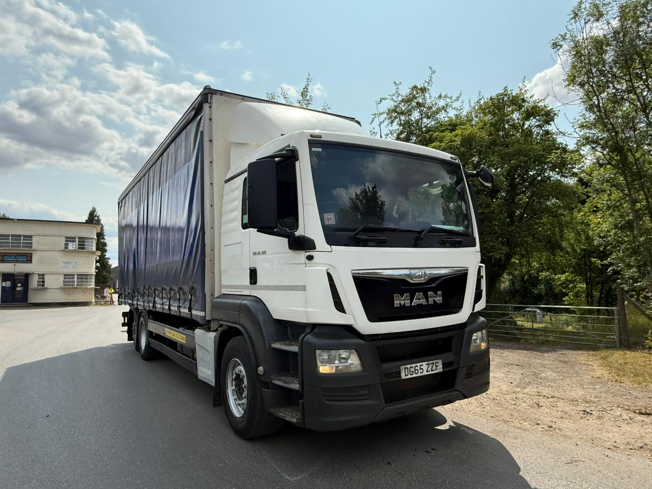 2015 MAN TGS 26 Curtainside Truck - Curtainsider truck: picture 2 2015 MAN TGS 26 Curtainside Truck - Curtainsider truck: picture 2