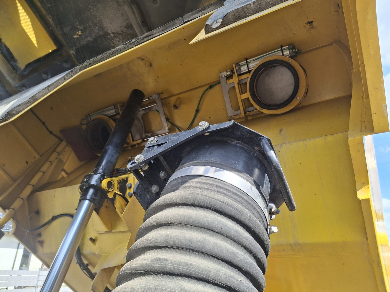 Road sweeper RENAULT C280 Kehrmaschine Zamiatarka SEMAT Zoeller FAUN Karcher L/R 2 Motoren 2018r 740 Mth Euro 6: picture 27 Road sweeper RENAULT C280 Kehrmaschine Zamiatarka SEMAT Zoeller FAUN Karcher L/R 2 Motoren 2018r 740 Mth Euro 6: picture 27