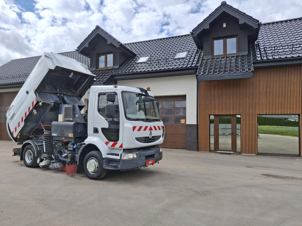 RENAULT Midlum 220 Zamiatarka Johnston VS500 Szczotki L/R Obie Strony Napęd Hydrostatyczny 2012r on lease RENAULT Midlum 220 Zamiatarka Johnston VS500 Szczotki L/R Obie Strony Napęd Hydrostatyczny 2012r: picture 10 RENAULT Midlum 220 Zamiatarka Johnston VS500 Szczotki L/R Obie Strony Napęd Hydrostatyczny 2012r on lease RENAULT Midlum 220 Zamiatarka Johnston VS500 Szczotki L/R Obie Strony Napęd Hydrostatyczny 2012r: picture 10