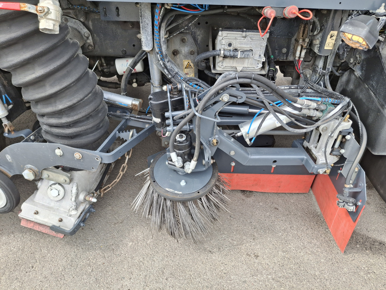 RENAULT Midlum 220 Zamiatarka Johnston VS500 Szczotki L/R Obie Strony Napęd Hydrostatyczny 2012r on lease RENAULT Midlum 220 Zamiatarka Johnston VS500 Szczotki L/R Obie Strony Napęd Hydrostatyczny 2012r: picture 16 RENAULT Midlum 220 Zamiatarka Johnston VS500 Szczotki L/R Obie Strony Napęd Hydrostatyczny 2012r on lease RENAULT Midlum 220 Zamiatarka Johnston VS500 Szczotki L/R Obie Strony Napęd Hydrostatyczny 2012r: picture 16