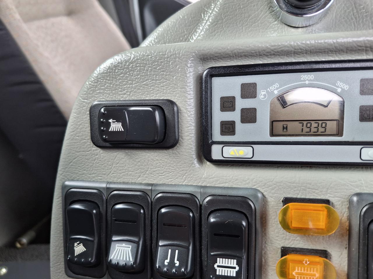 RENAULT Midlum 220 Zamiatarka Johnston VS500 Szczotki L/R Obie Strony Napęd Hydrostatyczny 2012r on lease RENAULT Midlum 220 Zamiatarka Johnston VS500 Szczotki L/R Obie Strony Napęd Hydrostatyczny 2012r: picture 22 RENAULT Midlum 220 Zamiatarka Johnston VS500 Szczotki L/R Obie Strony Napęd Hydrostatyczny 2012r on lease RENAULT Midlum 220 Zamiatarka Johnston VS500 Szczotki L/R Obie Strony Napęd Hydrostatyczny 2012r: picture 22