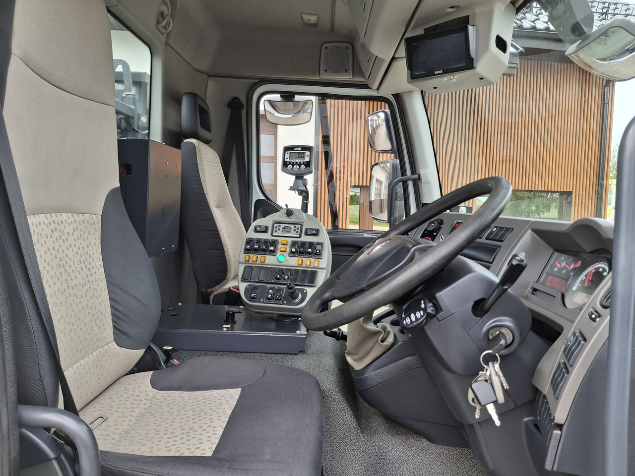 RENAULT Midlum 220 Zamiatarka Johnston VS500 Szczotki L/R Obie Strony Napęd Hydrostatyczny 2012r on lease RENAULT Midlum 220 Zamiatarka Johnston VS500 Szczotki L/R Obie Strony Napęd Hydrostatyczny 2012r: picture 20 RENAULT Midlum 220 Zamiatarka Johnston VS500 Szczotki L/R Obie Strony Napęd Hydrostatyczny 2012r on lease RENAULT Midlum 220 Zamiatarka Johnston VS500 Szczotki L/R Obie Strony Napęd Hydrostatyczny 2012r: picture 20