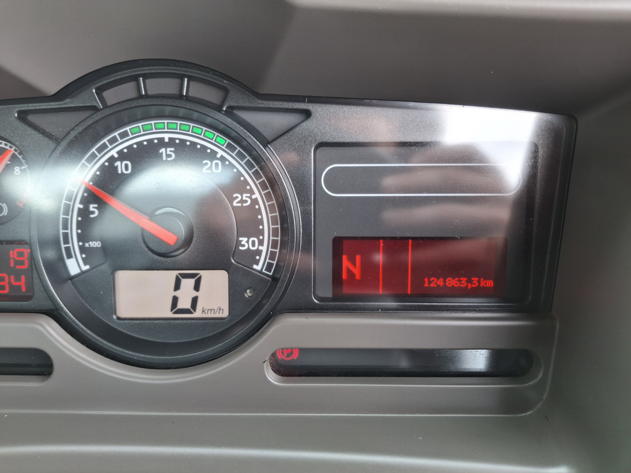 RENAULT Midlum 220 Zamiatarka Johnston VS500 Szczotki L/R Obie Strony Napęd Hydrostatyczny 2012r on lease RENAULT Midlum 220 Zamiatarka Johnston VS500 Szczotki L/R Obie Strony Napęd Hydrostatyczny 2012r: picture 23 RENAULT Midlum 220 Zamiatarka Johnston VS500 Szczotki L/R Obie Strony Napęd Hydrostatyczny 2012r on lease RENAULT Midlum 220 Zamiatarka Johnston VS500 Szczotki L/R Obie Strony Napęd Hydrostatyczny 2012r: picture 23