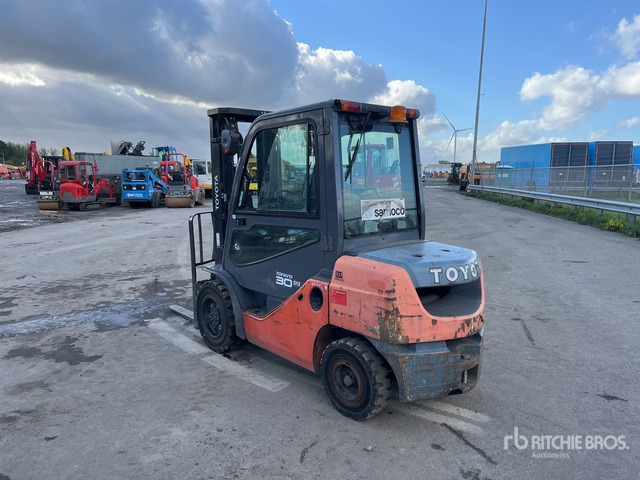 2011 Toyota 52-8FDF30 Forklift - Diesel forklift: picture 3 2011 Toyota 52-8FDF30 Forklift - Diesel forklift: picture 3