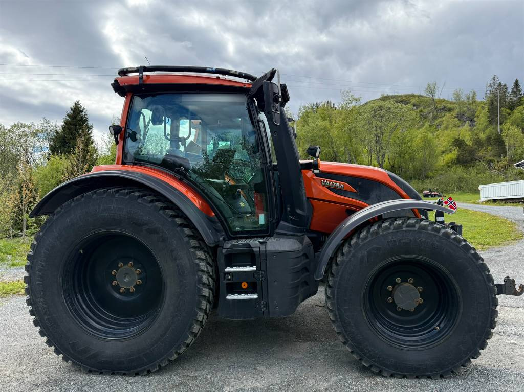 Valtra N175 V inkl. Noremat armklipper kantslåttløsning - Farm tractor: picture 4 Valtra N175 V inkl. Noremat armklipper kantslåttløsning - Farm tractor: picture 4