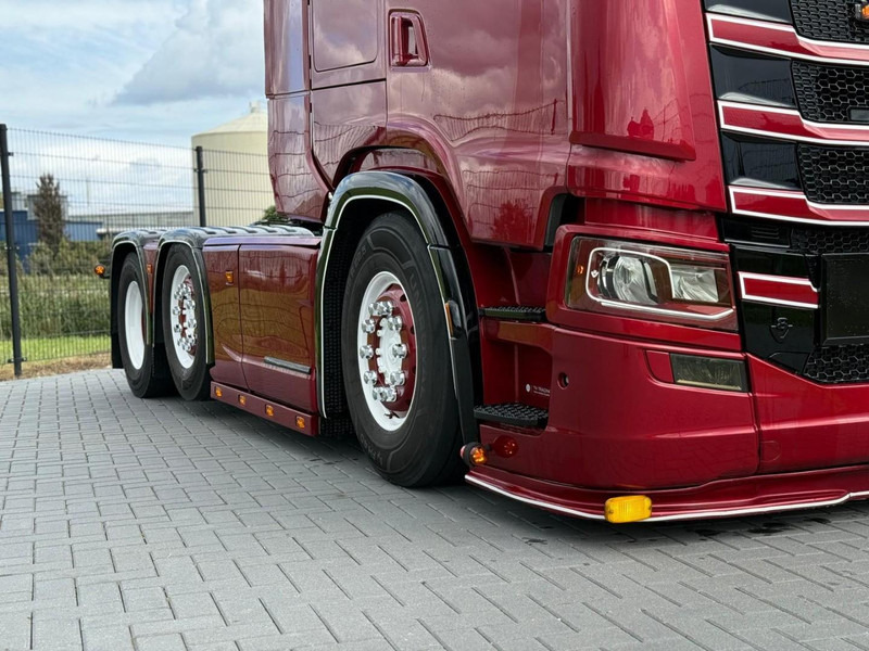 Scania S580 V8 NGS SHOWTRUCK, VOLLUCHT, RETARDER, LEER, GESTUURD. - Tractor unit: picture 3 Scania S580 V8 NGS SHOWTRUCK, VOLLUCHT, RETARDER, LEER, GESTUURD. - Tractor unit: picture 3
